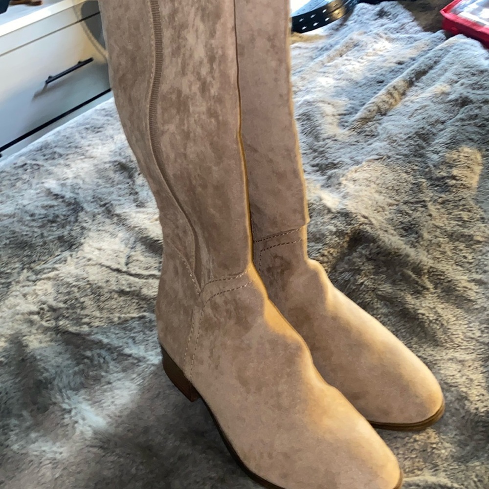 Womans boots universal threads size 8 1/2